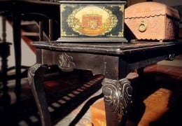 museo del tabaco ancient table