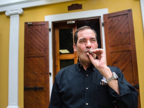 guillermo león smoking la aurora