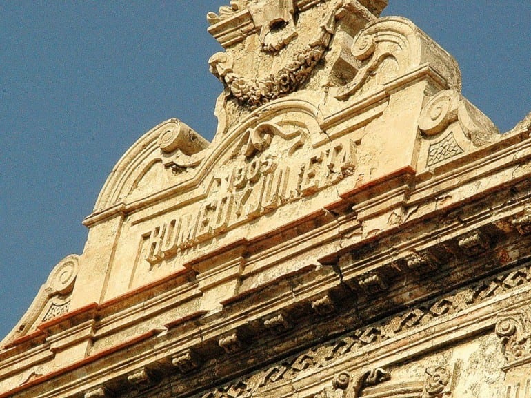 romeo y julieta factory plasterwork facade crown dedication 1905