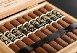 Cuatro Cinco RE open box closeup